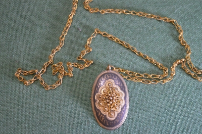 Кулон серебряный овальный. Серебро, чернение, позолота, скань. Серебро, вес 9 грамм. Клейм нет. 