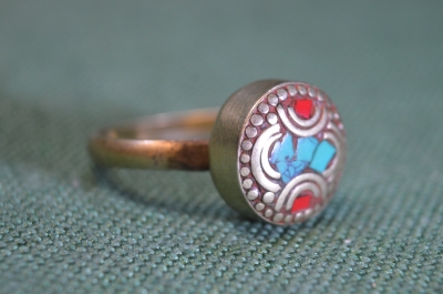 Кольцо, колечко со вставками из камня.