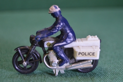 Модель мотоцикл с фигуркой "Полиция Honda 750 Police". Matchbox. Макао. 1980 год.