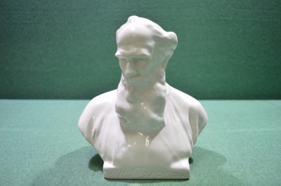 Бюст фарфоровый. Лев Николаевич Толстой, великий русский писатель. Фарфор. СССР.