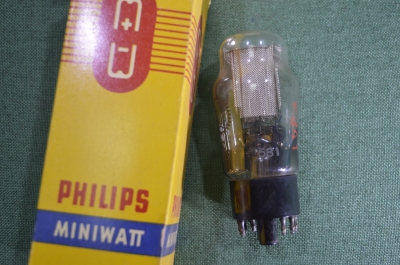 Радиолампа Philips Miniwatt Valvo AZ11. Лампа новая. Филипс AZ 11. Германия.